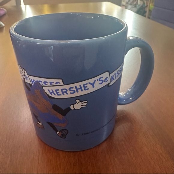 1988 Vintage Hershey’s Dancing Kisses Mug - Picture 4 of 10